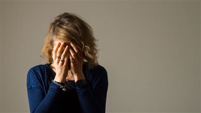 دراسة: النساء اللاتي يعانين من التهاب الدماغ أكثر عرضة للإصابة بأعراض حادة مع تقدمهن في السن