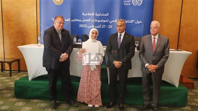 وزير العمل يكرم محرري العمل في وسائل الإعلام.. ويحثهم على تنمية مهاراتهم وعرض جهود الدولة بموضوعية