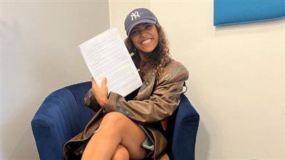 محتفلة بالشمبانيا.. تفاصيل احتراف جانا عمرو دياب في مجال الغناء مع شركة عالمية 