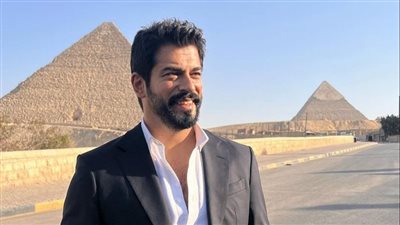 بطل مسلسل المؤسس عثمان.. الممثل التركي بوراك أوزجيفيت يبدأ رحلته في مصر من الأهرامات