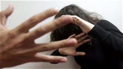 الاعتداء على فتاة بالخصوص وسرقة متعلقاتها على يد ثلاثة أشخاص