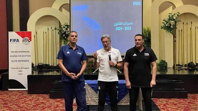 عصام عبد الفتاح يحاضر حكام النخبة في حضور بيريرا| صور