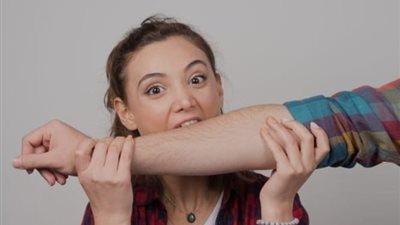 زوجة تأكل كتف زوجها بالفيوم بسبب رفضه الذهاب للمصيف