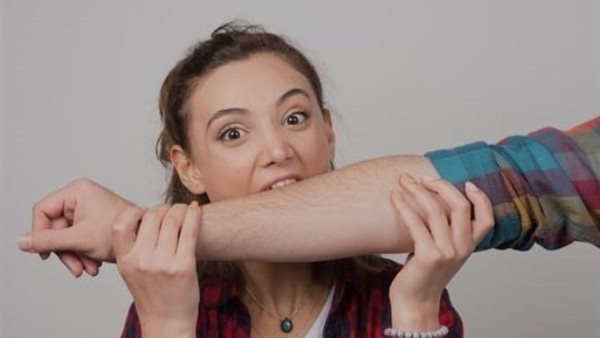 سيدة تأكل كتف زوجها