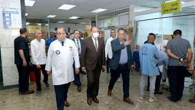 رئيس جامعة المنصورة يزور مصابي حادث سوهاج بعد نقلهم لمستشفى الطوارئ
