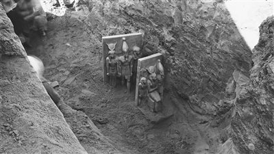 المتحف المصري ينشر صور نادرة ترصد لحظة اكتشاف مجموعة تماثيل الملك منكاورع 