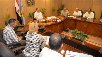 محافظ أسيوط يلتقي أعضاء اللجنة التنفيذية للمبادرة الوطنية للمشروعات الخضراء الذكية