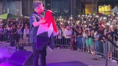 بعد تحويله للتحقيق.. عمر كمال يتجاهل أزمته ويرفع علم مصر في حفله بكندا