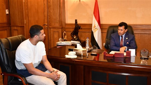 وزير الرياضة مع مصطفى