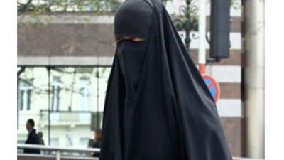 ضبط سيدة بتهمة انتحال شخصية ناخبة داخل لجنة بالبدرشين