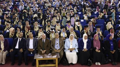 حاملات لواء الوسطية والاعتدال في العالم.. نائب رئيس جامعة الأزهر يشيد بخريجات الدفعة 30 بكلية التربية