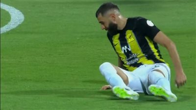 بنزيما يتعرض لـ إصابة في مباراة الاتحاد والوحدة بالدوري السعودي | صور