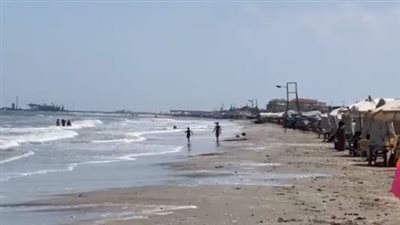 قبل أيام من انتهاء فصل الصيف.. إقبال من المصطافين على شواطئ بورسعيد | بث مباشر 