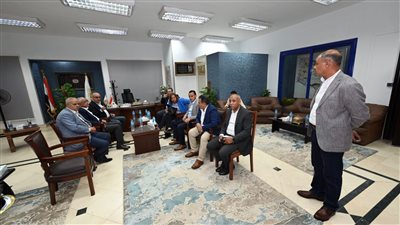 وزير الإسكان يوجه برفع كفاءة المناطق السكنية القديمة وإحلال خطوط مياه الشرب بمدينة 15 مايو 