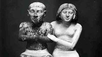 المتحف المصري ينشر صورا نادرة ترصد لحظة اكتشاف تمثال سنب وعائلته | صور 