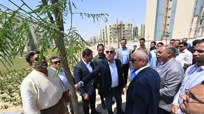 وزير الإسكان يصدر قرارًا خلال جولته بمدينة 15 مايو بتعيين أحد المهندسين نائبا لرئيس الجهاز