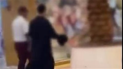 السعودية تتخذ الإجراءات القانونية ضد مصري ارتدى العباءة النسائية في مركز تجاري 