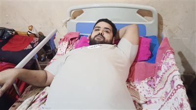شاب مصاب بشلل رباعي طريح الفراش منذ 6 أشهر بالبحيرة: نفسي أرجع أمشي تاني