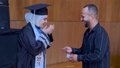 بابا كان عارف وهو حب يفرحني.. شاب يفاجئ فتاة ويطلب يدها للزواج في حفل التخرج