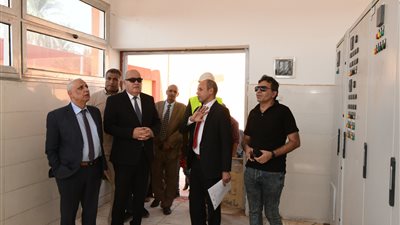 محافظ قنا يتفقد تشطبيات مشروعات الصرف الصحي بقرى دشنا