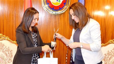 نائب محافظ البحيرة تستقبل رئيس القومي للمرأة وتهديها درع المحافظة وعددًا من المشغولات اليدوية