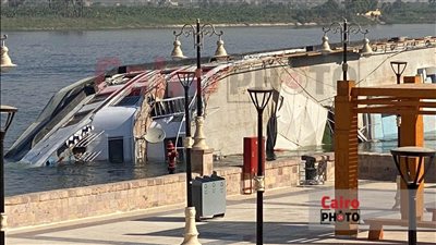 بدء إجراءات تعويم مركب الأقصر الغارق جزئيا تنفيذا لتوجيهات المحافظ| صور