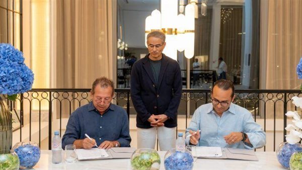 جانب من توقيع التعاقد