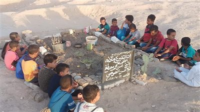 عرفانا بالجميل.. صغار يقرأون القرآن على قبر معلمهم الراحل الشيخ حسن الصوصي بقنا