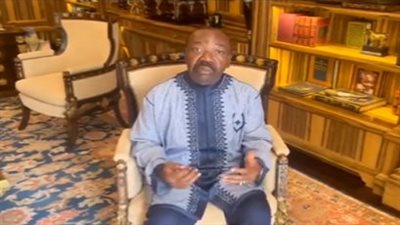 رئيس الجابون المحتجز قسريًا في أول ظهور له: أنا تحت الإقامة الجبرية ولا أدري ماذا يحدث