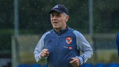 كولر يحاضر لاعبي الأهلي بالفيديو استعدادًا للاتحاد.. وزيارة خاصة لملعب المباراة