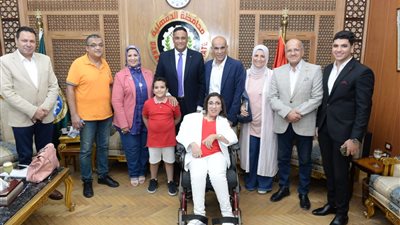 محافظ الدقهلية يكرم الطالبة سهيلة الأولى على كلية آداب المنصورة من ذوي الهمم