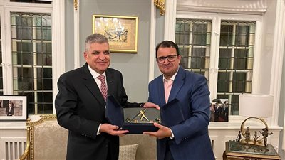 أسامة ربيع يشهد توقيع اتفاقية تمديد التعاون الثنائي مع مجموعة ميرسك العالمية