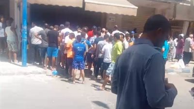 واقفين طوابير.. زحام المصطافين على محلات بيع زيت الزيتون والمحمصات بمطروح| بث مباشر 