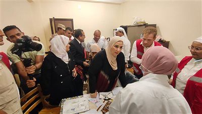 وزيرة التضامن الاجتماعي تتفقد قافلة الهلال الأحمر الطبية بالشيخ زويد