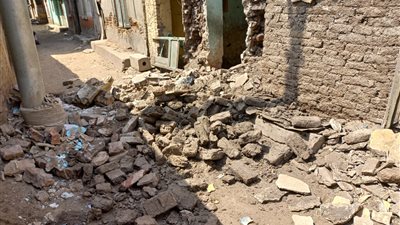 انهيار جزئي لمنزلين متهالكين في طنطا | صور