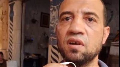 بائع أسماك يتلو آيات القرآن بصوتٍ عذب في سوق المنشية: اكتشفت موهبتي من 10 سنين| بث مباشر 