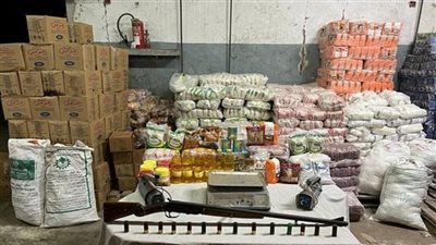 التحقيق مع شخص لاتجاره في السلع التموينية خارج البطاقات