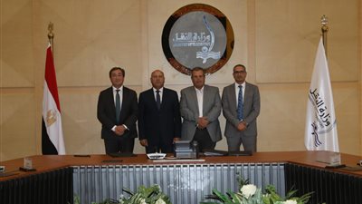 وزير النقل يشهد توقيع عقد مشروع تجديدات السكة في قطاع القاهرة - بني سويف