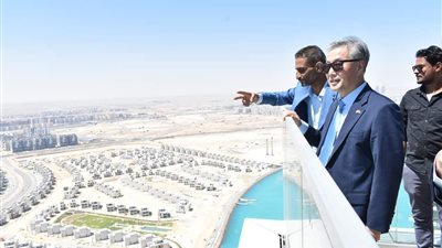 سفير كوريا الجنوبية يتفقد العلمين الجديدة ويشيد بإنجازات الحكومة