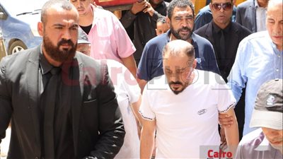 عمرو عبد الجليل يلقي نظرة الوداع على جثمان شقيقه