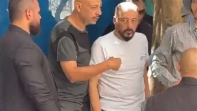 انهيار الفنان عمرو عبد الجليل خلال تشييع جنازة شقيقه بمسجد المدينة المنورة بالمعادي | بث مباشر