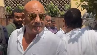 محمد لطفي يواسي عمرو عبد الجليل في جنازة شقيقه بمسجد المدينة المنورة