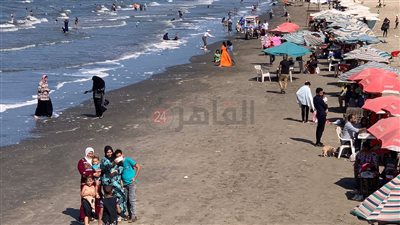 فرحة الصيف مستمرة.. إقبال كبير من المصطافين على شاطئ بورسعيد | صور 