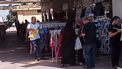الفستان بـ 100 جنيه.. إقبال كبير على سوق الملابس المستعملة في بورسعيد | بث مباشر