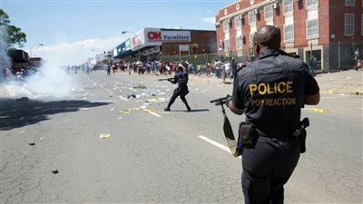 جنوب إفريقيا: مقتل 18 مشتبها به في تبادل لإطلاق النار مع قوات الأمن 