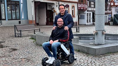 نجل محمد ثروت يحتفل بعيد ميلاد والده: جيه دورنا إننا نخدمك |صور 