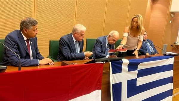 جانب من توقيع الاتفاقية