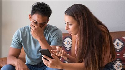 زوجة تطلب الخلع: لقيت رقم جارتنا على تليفونه باسم صبحي 