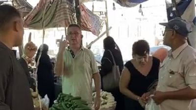مشهد طريف لسائح وزوجته داخل سوق الخضار بالأقصر | صور