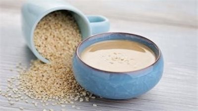 طريقة عمل الطحينة في ثواني.. هل الأفضل إضافة الدقيق إلى السمسم؟